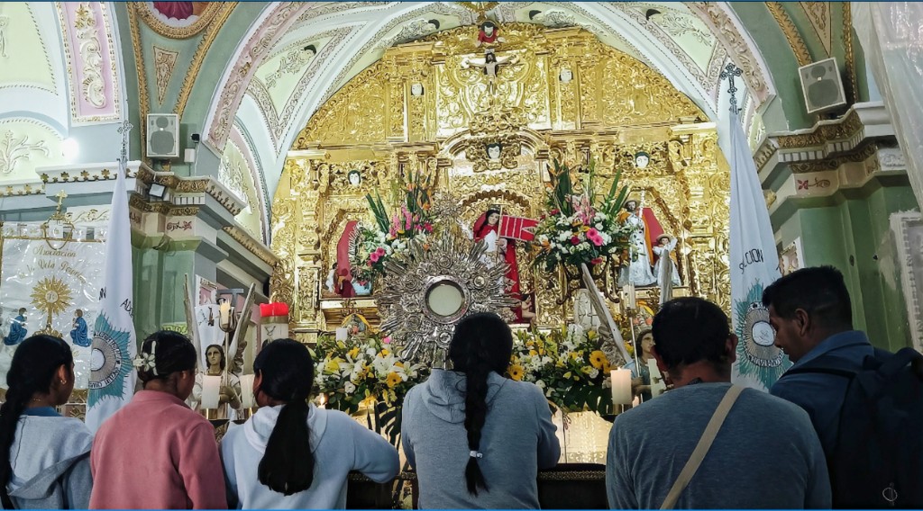 Fieles frente al altar del templo de Santa Úrsula Chiconquiac